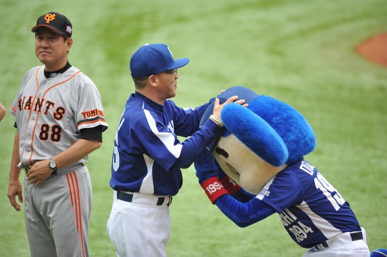 オールスターで落合監督から頭わしゃわしゃされるドアラ　©Hideki Sugiyama