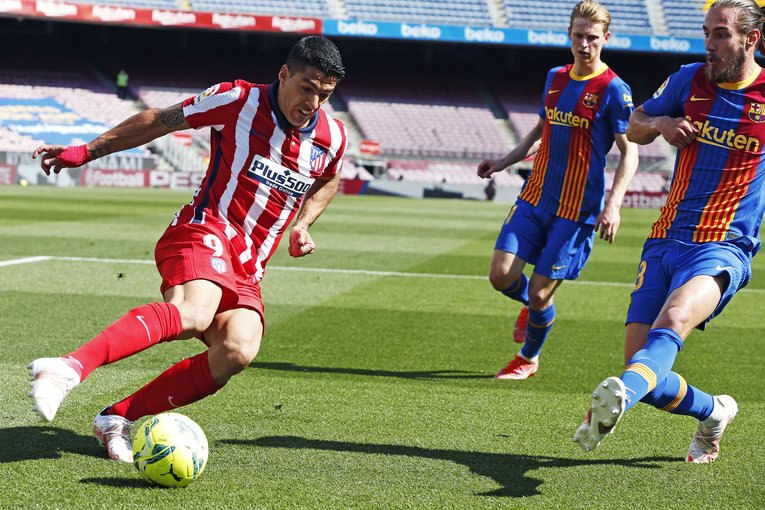 スアレスの鋭い切り返しに対応するミンゲサ©Daisuke Nakashima