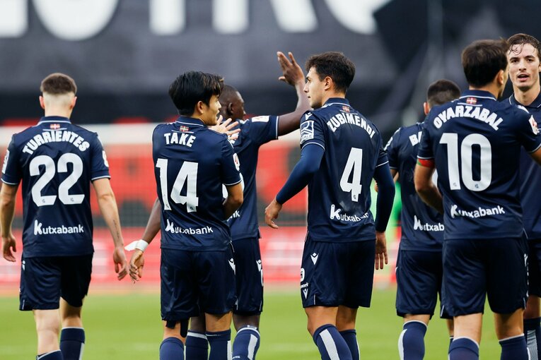 同点ゴール後、スビメンディとコミュニケーションを取る久保　©Daisuke Nakashima