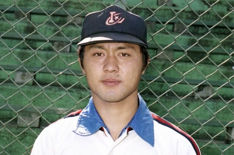 1980年のドラフトで1位指名を受け、ロッテオリオンズに入団した愛甲猛。4年目に投手から打者に転向し、勝負強いバッティングで主軸を務めた　©KYODO