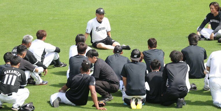 今年８月20日の楽天戦前には、外野の芝生の上で青空ミーティング　©︎SANKEI SHIMBUN