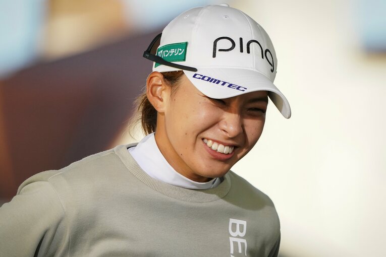 試合後、中継局のインタビューの合間に悔しそうな表情を見せる渋野日向子　©︎Shizuka Minami