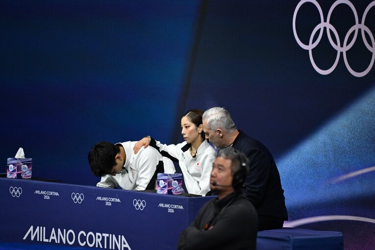 【個人戦ペアのショート】うなだれる木原龍一に三浦璃来が…　©Asami Enomoto／JMPA