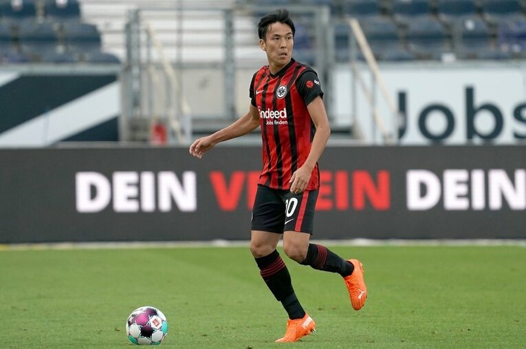 開幕戦で3バックセンターに入った長谷部©Getty Images