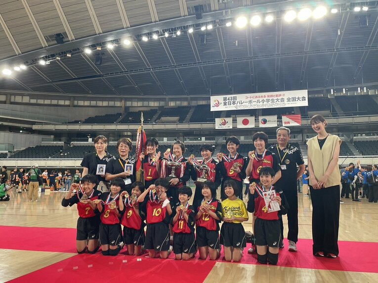 表彰式では子どもたちと一緒に写真に収まった木村沙織。忘れられない夏になった（筆者撮影）