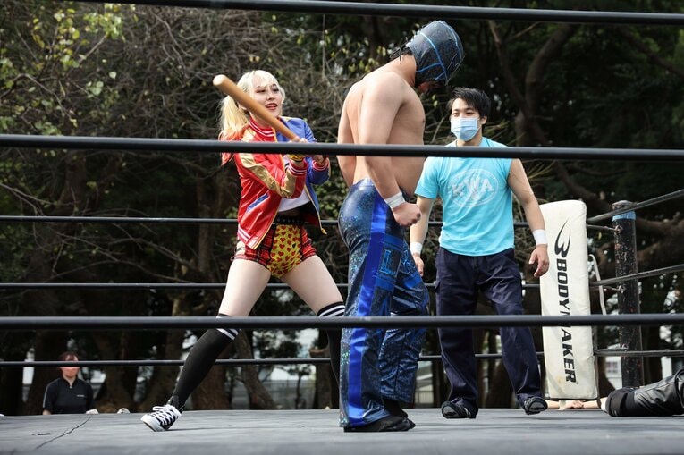 バットでの攻撃は無村の十八番。リング上での存在感は、体格で優る男子選手にも劣らない（2021年10月の興行にて）　©本人提供