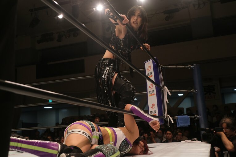 無料中継でも話題を集めた上谷沙弥vsAZM（9月27日）　©Norihiro Hashimoto