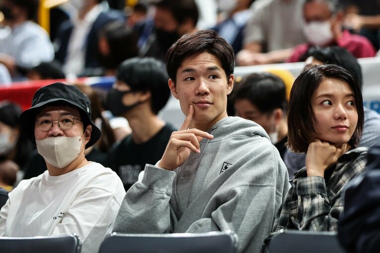「NBA Japan Games」を観戦する馬場雄大と妻・森カンナ。左は友人のハリセンボン近藤春菜（2022年）©︎Takashi Aoyama/Getty Images)