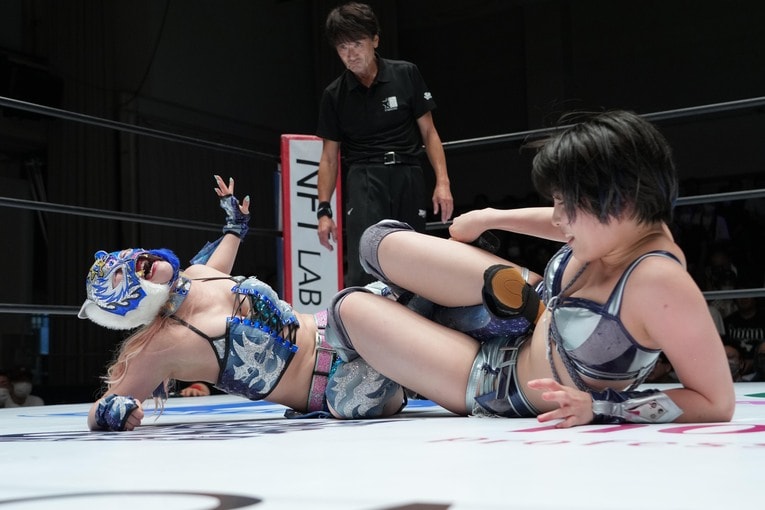 安納サオリの4の字固めに耐えるスターライト・キッド　©Essei Hara