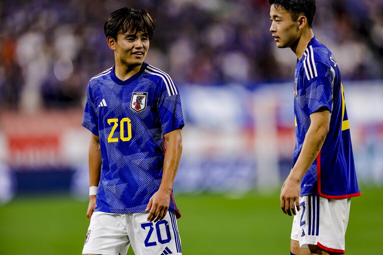 菅原由勢と久保の談笑　©Kiichi Matsumoto