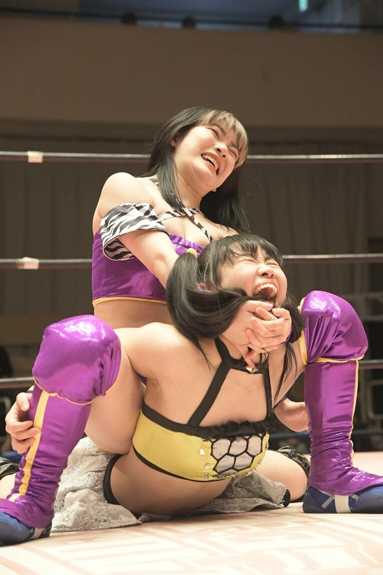 遠藤有栖（上）と鈴芽　（C）東京女子プロレス