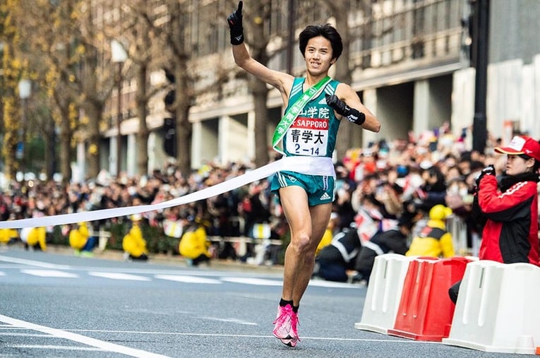 2020年はエントリー上位10人の10000m平均タイムと箱根駅伝の順位がともに1位だった青山学院大学 ／ photograph by Nanae Suzuki