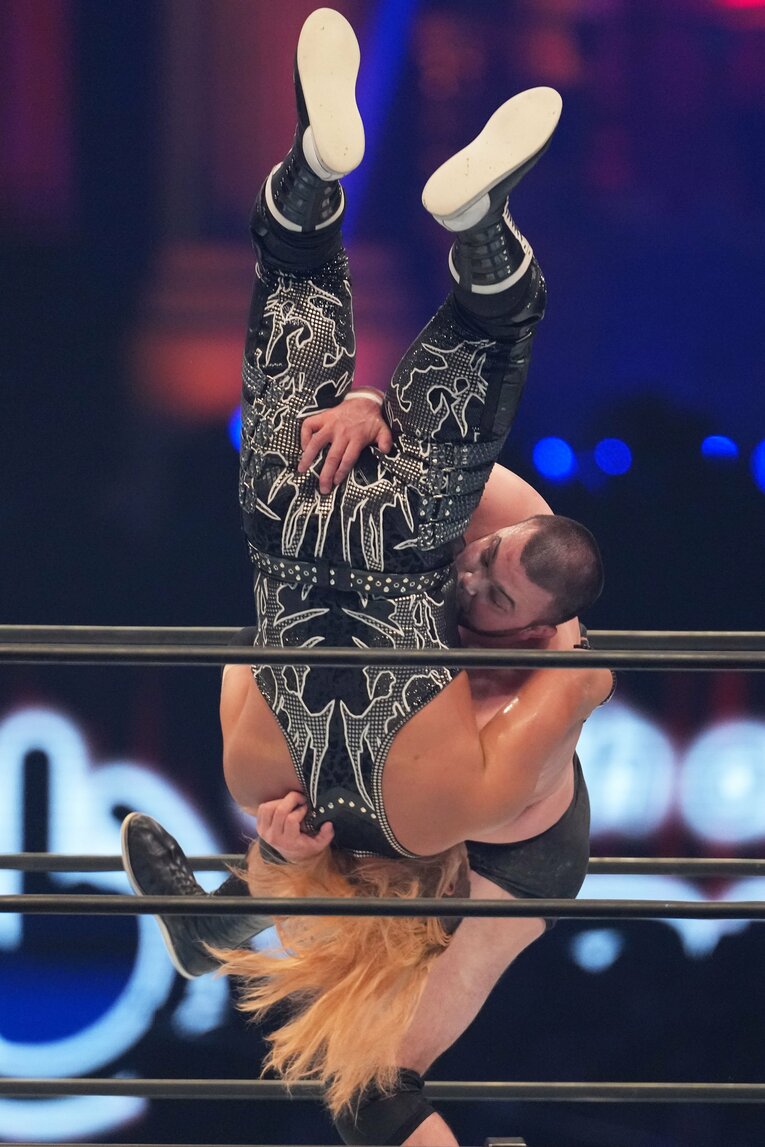 ウルフアロンのパワースラム　©Essei Hara