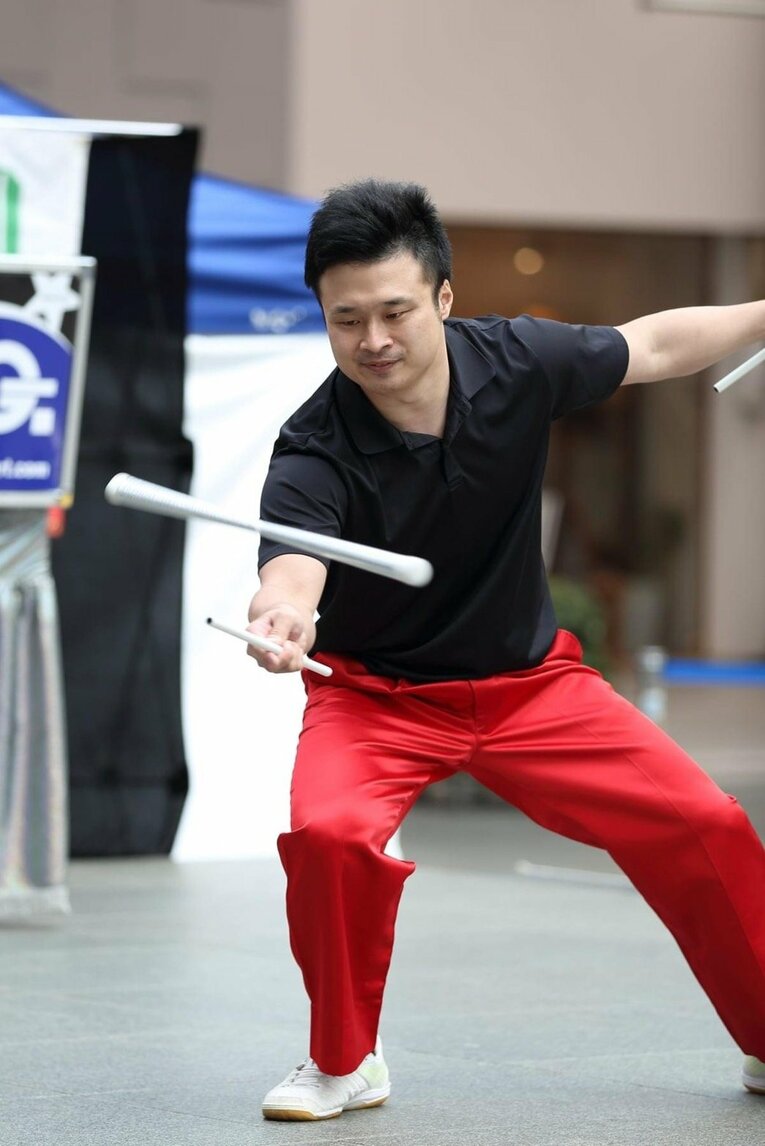 「体育館裏、彫刻刀で左腕を…」マイケルや金正恩に技を披露した大道芸人が壮絶イジメ体験を中高生に伝える理由《中3で渡米、17歳でW杯》(33)