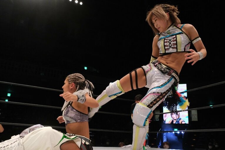 試合開始早々、ジュリアの背中に強烈な蹴りを放つ小波