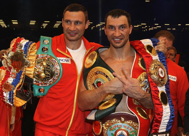 兄のビタリ・クリチコ（左・現キエフ市長）と、弟のウラジミール・クリチコ。2011年7月には兄弟で主要4団体のヘビー級のベルトを独占した　©Getty Images