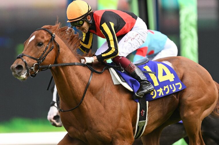 皐月賞を制したジオグリフと福永祐一 ／ photograph by Keiji Ishikawa