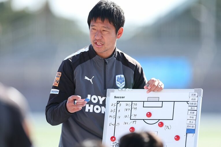 筑波大学でコーチを務める平山相太。彼もまた中西哲生氏の持ち込んだ指導に感銘を受けているようだ　©Naoki Morita/AFLO