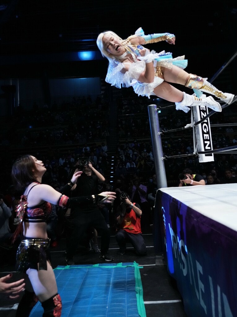 場外の翔月なつみにトペを放つビクトリア弓月　©Essei Hara