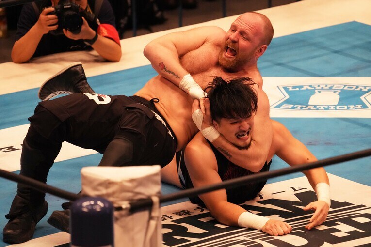 成田蓮を締め上げるジョン・モクスリー　©Essei Hara