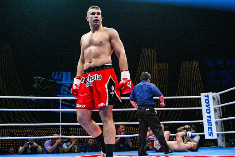 格の違いを見せつけ、ハイキックでKOした2003年6月の中迫剛戦　©Susumu Nagao