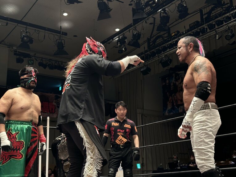 スワイプすると「エル・デスペラードvs葛西純」など激闘写真をご覧になれます　©Norihiro Hashimoto