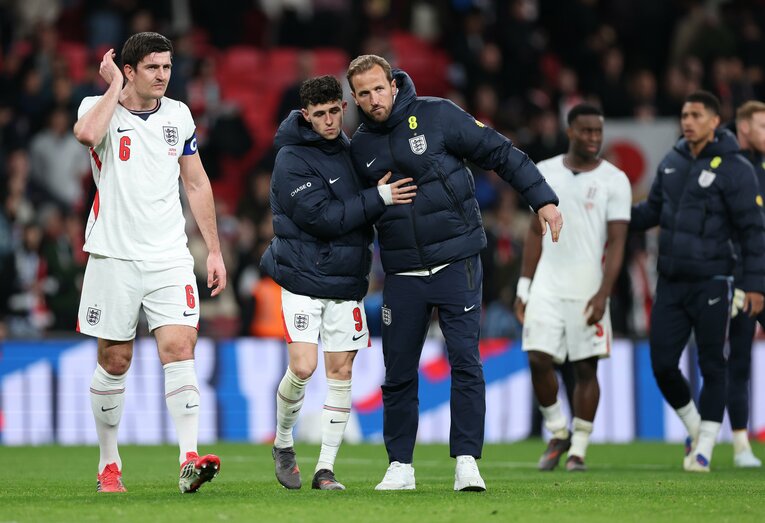 日本に敗戦後、フォーデンをねぎらうケイン　©Getty Images