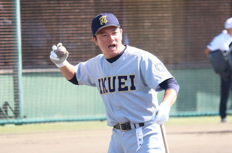 名門・仙台育英を率いる須江航監督。来春のセンバツを逃し3季連続で甲子園から遠ざかるが、見据える先は「飛ばないバット」時代の理想像だという ／ photograph by Genki Taguchi