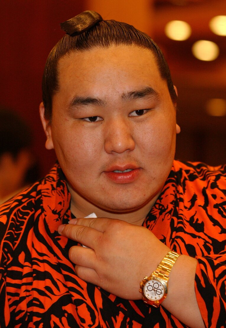 ギラギラの腕時計を手に　©BUNGEISHUNJU