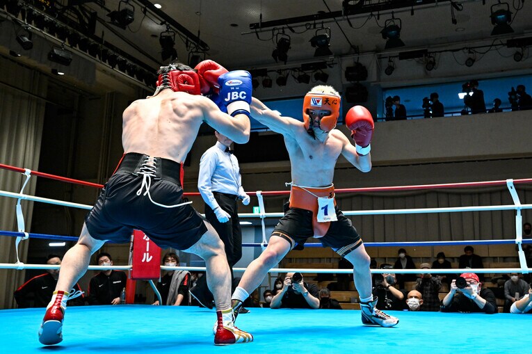 日本バンタム級1位、南出仁とのスパーリング。リングサイドだけでなくバルコニーにも多くのカメラが陣取っている　©Hiroaki Yamaguchi