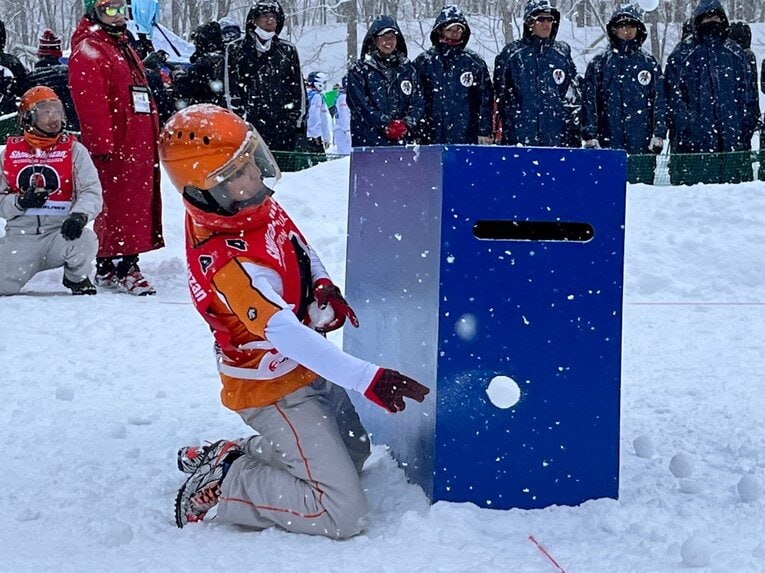 雪球の出どころが見えないよう低い位置からストレートを投げ込む