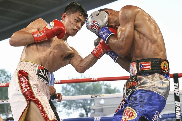 10日、WBO世界フライ級タイトルマッチにて初防衛を果たした中谷潤人（左） ／ photograph by KYODO