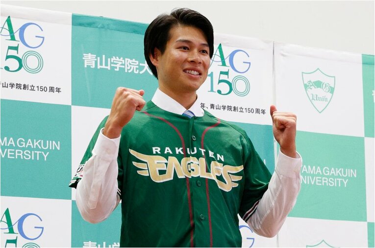 楽天から6位指名を受けた青山学院大学キャプテンの中島大輔。指名の瞬間、偶然その場に居合わせた広島・新井貴浩監督から熱いエールを受けた ／ photograph by Shigeki Yamamoto