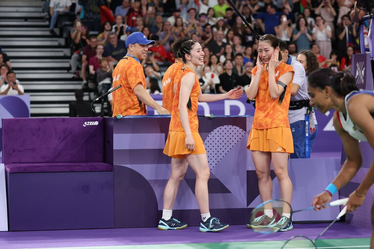 笑顔の志田千陽と号泣する松山奈未　©Ryosuke Menju/JMPA