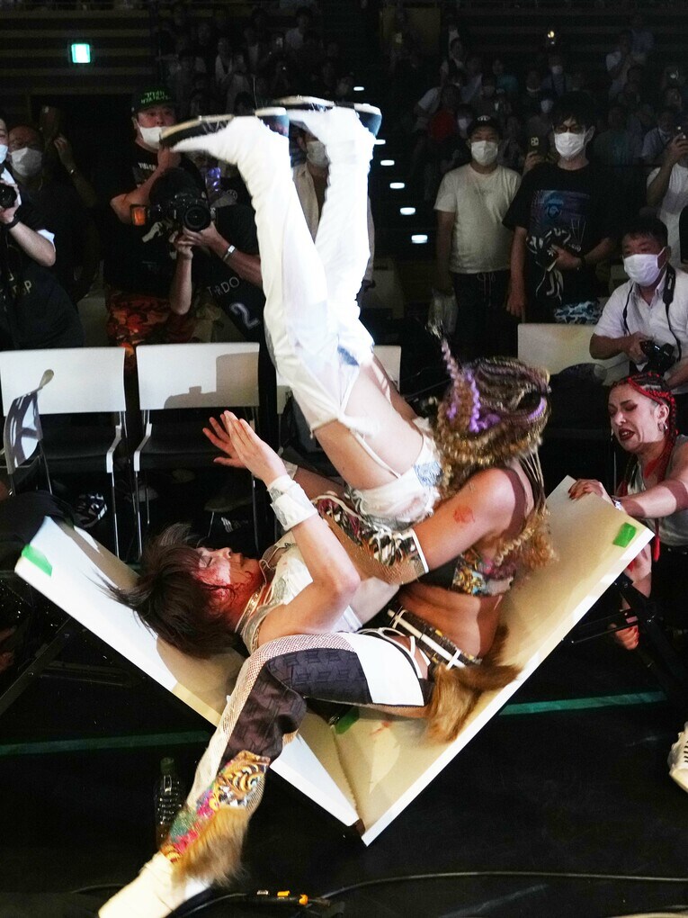 ジュリアの机上でのパイルドライバー