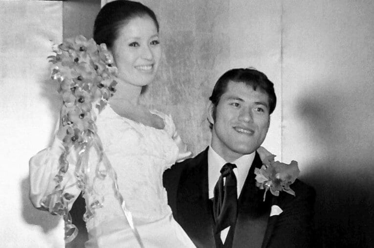 1971年11月、アントニオ猪木と倍賞美津子の結婚式。今回、猪木の同門レスラーが波乱万丈の人生を明かした ／ photograph by Sankei Shimbun