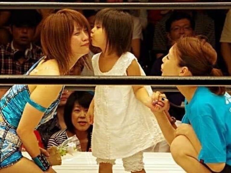 13年前には、心希(中)がこの日で引退する栗原あゆみ（左）にキッスを　Ⓒ本人提供