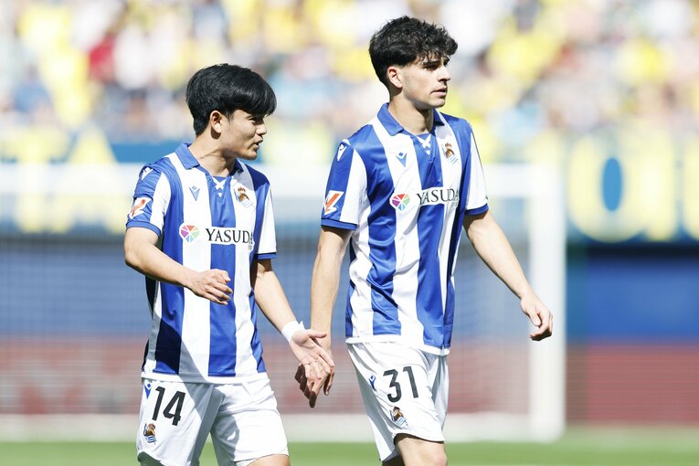 前半中には、選手同士で話し合う姿が多く見られていた　©Daisuke Nakashima