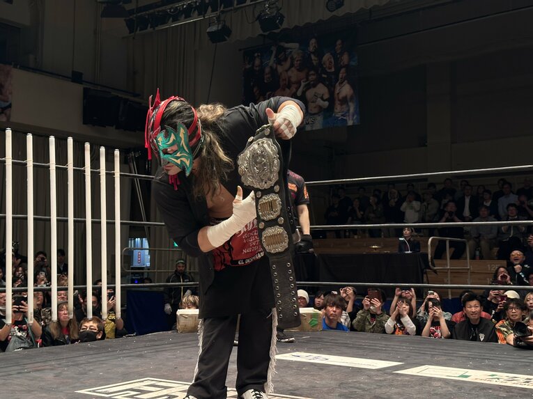 スワイプすると「エル・デスペラードvs葛西純」など激闘写真をご覧になれます　©Norihiro Hashimoto