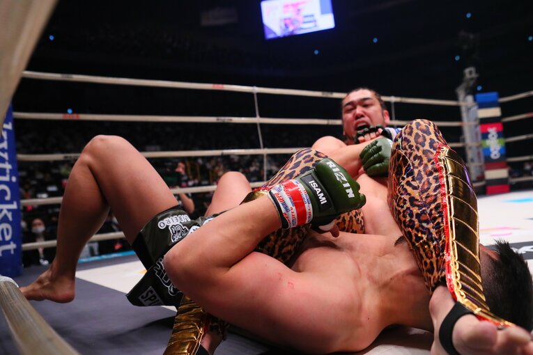 HIROYAはシバターの腕ひしぎ十字固めでタップアウト　©RIZIN FF