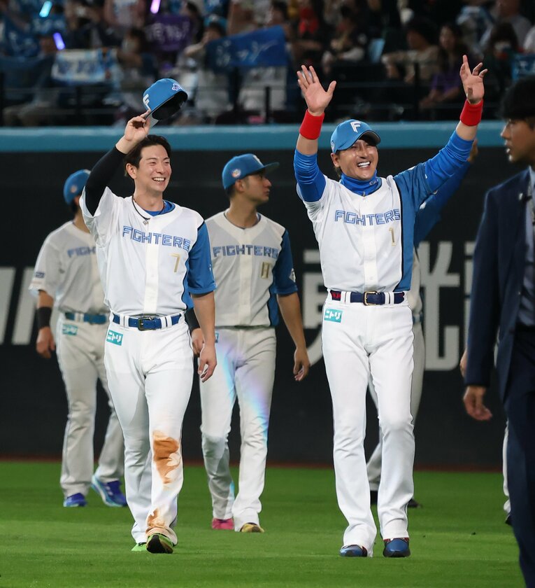 昨シーズンのホーム最終戦でファンに手を振る松本剛と新庄剛志監督　©︎SANKEI SHIMBUN