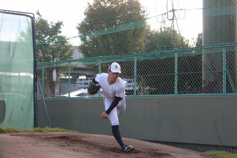 ブルペンで投げ込む林優樹（2022年）©︎Fumi Sawai