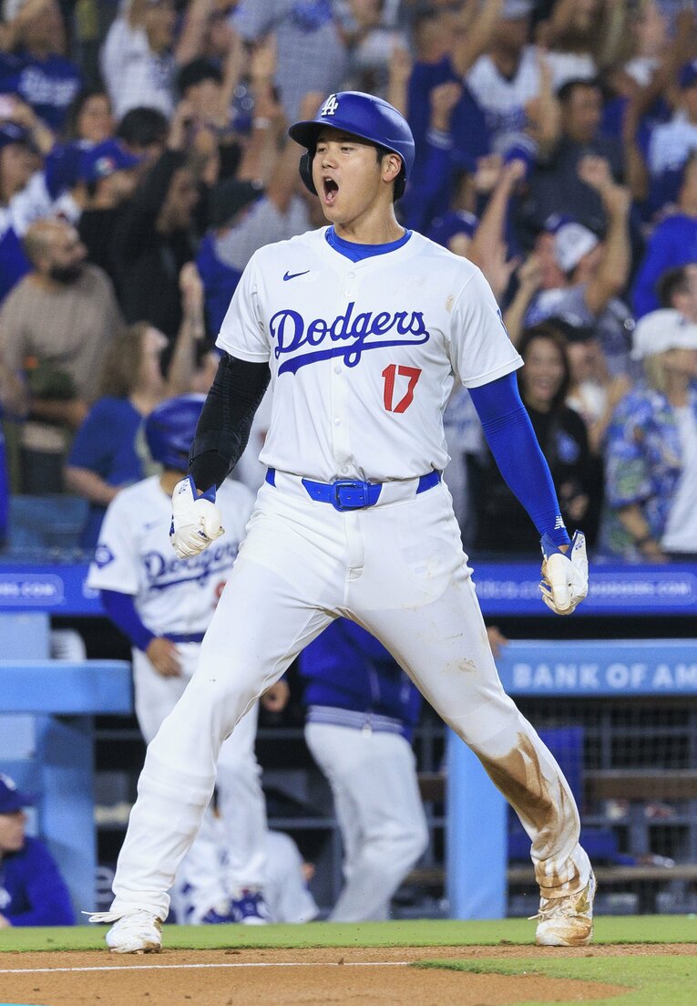 8月28日の試合、テオスカー・ヘルナンデスの本塁打でホームに返った大谷。喜びのシーン　©ZUMA Press/AFLO
