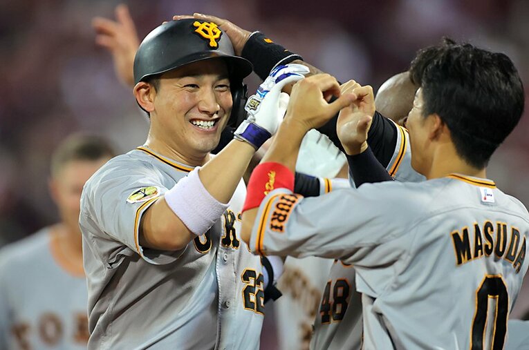 9月12日の広島戦でホームランを打った巨人・小林 ／ photograph by Sankei Shimbun