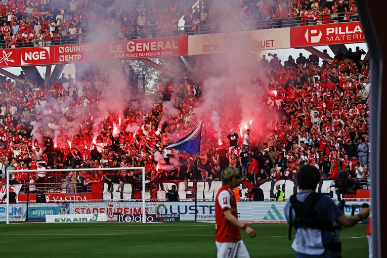 「地獄です」伊東純也も中村敬斗もボウ然の降格…激怒サポがシート投げ込み「中村には引き抜き報道」日本代表戦前に残酷なリアル(7)