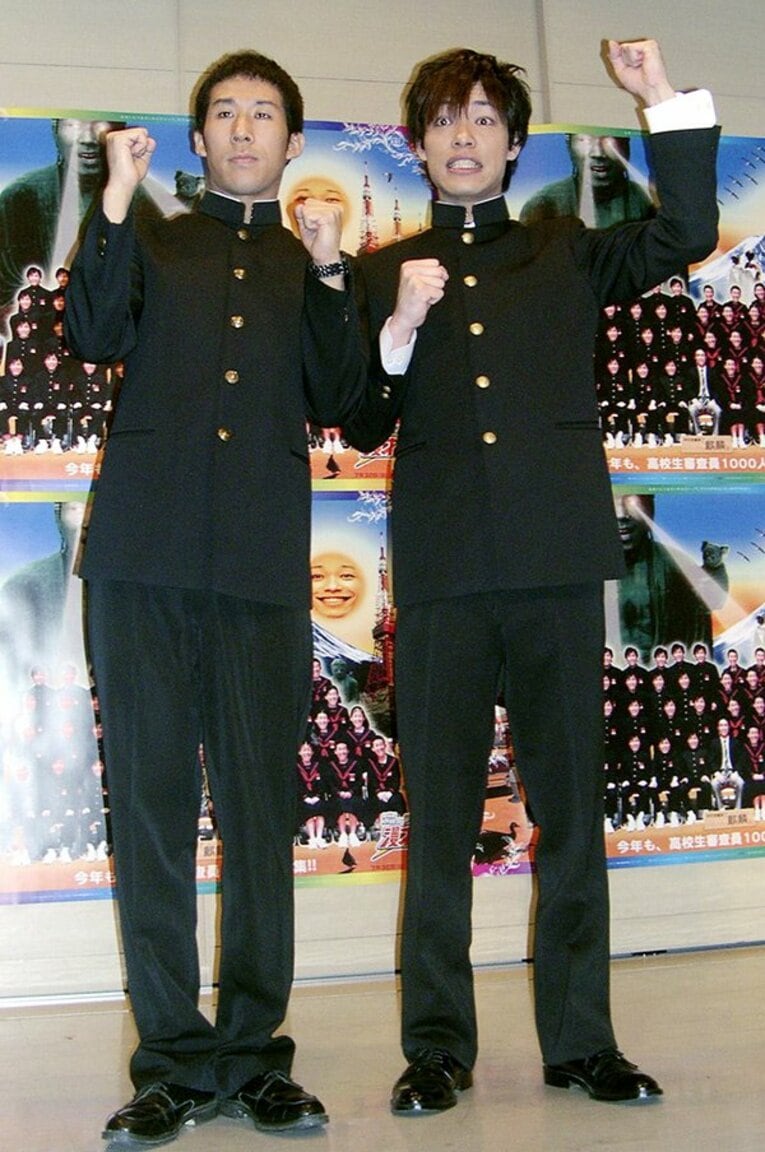 イベントで学生服を着ている麒麟 ／ photograph by KYODO