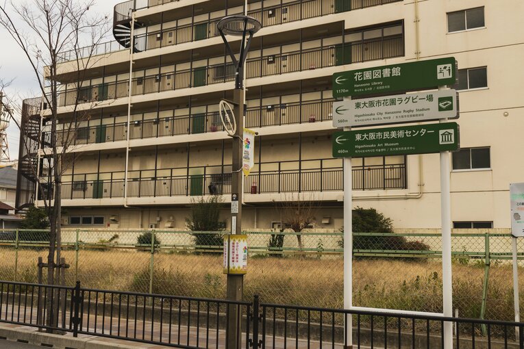 スクラムロードを5分ほど歩けば、花園ラグビー場に着く