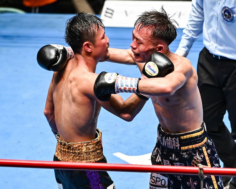 試合を終えて2人は互いの健闘を称えた　(C)Hiroaki Yamaguchi