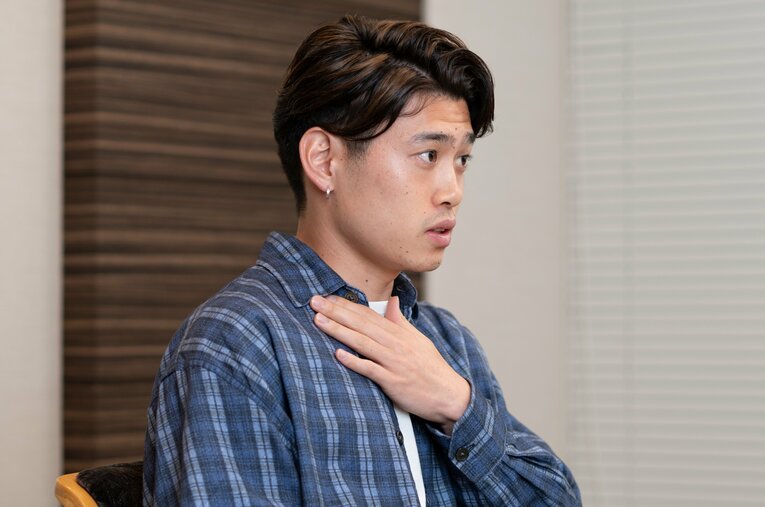 W杯メンバー発表直前に鎖骨骨折も、日本代表に選出されたMF鈴木唯人。所属するフライブルクの迅速な対応とは ／ photograph by Tadashi Hosoda