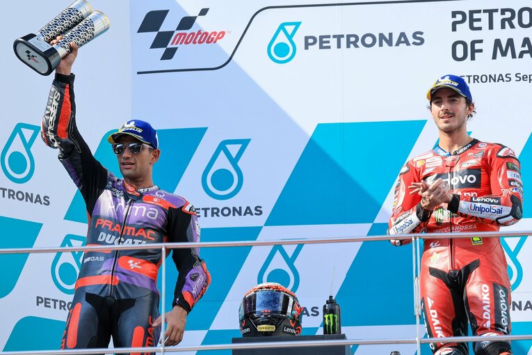 マレーシアGPの表彰台で、優勝したバニャア（右）と2位ながらランキング首位を守ったマルティン　©Satoshi Endo